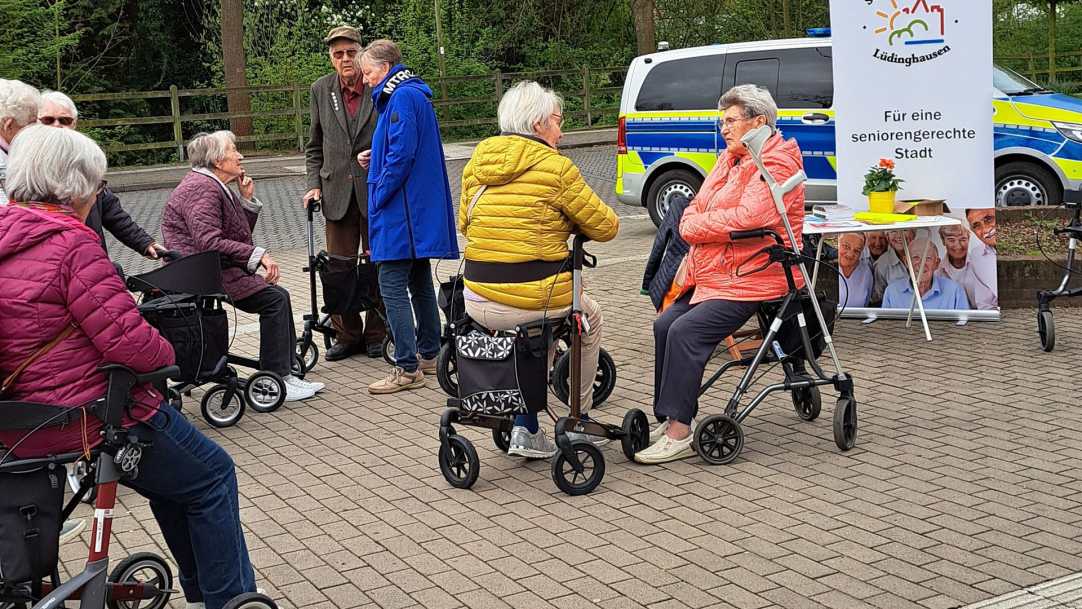 Senioren beim Bustraining mit Rollatoren am BUsbahnhof in Lüdinghausen