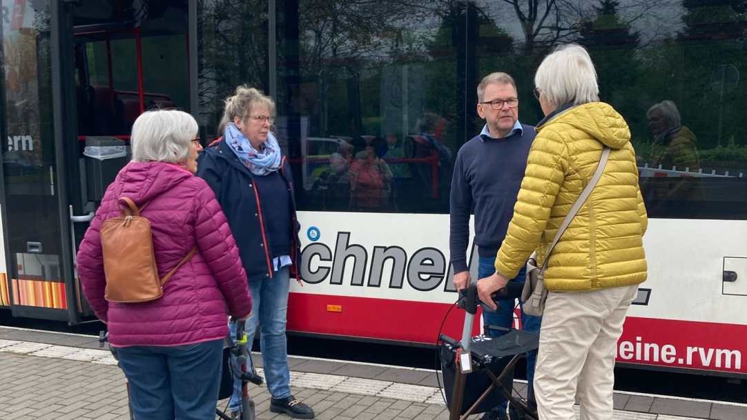 Senioren beim Bustraining mit Rollatoren am Busbahnhof in Lüdinghausen