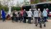 Senioren beim Bustraining mit Rollatoren am Busbahnhof in Lüdinghausen