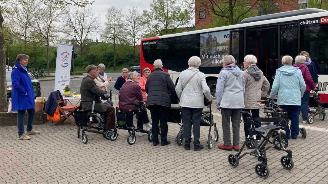 Senioren beim Bustraining mit Rollatoren am Busbahnhof in Lüdinghausen