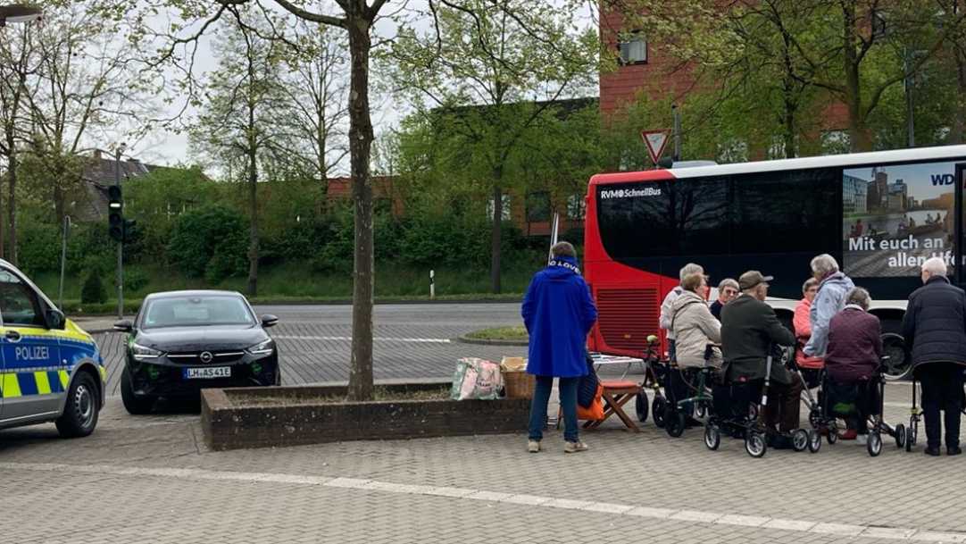 Senioren beim Bustraining mit Rollatoren am Busbahnhof in Lüdinghausen