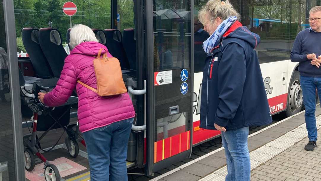 Senioren beim Bustraining mit Rollatoren am Busbahnhof in Lüdinghausen