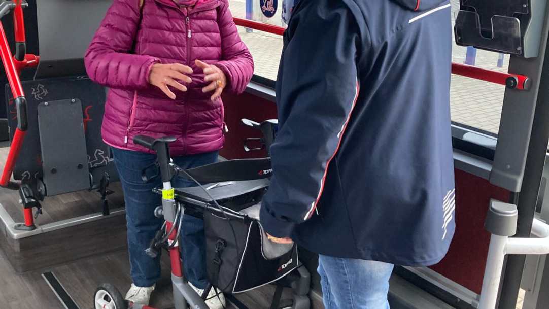 Senioren beim Bustraining mit Rollatoren am Busbahnhof in Lüdinghausen