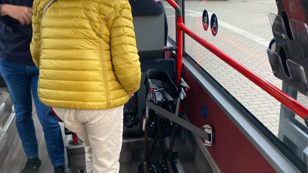 Senioren beim Bustraining mit Rollatoren am Busbahnhof in Lüdinghausen