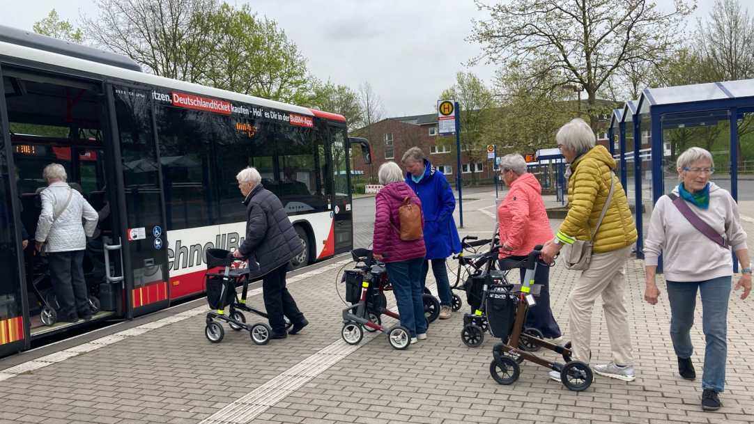 Senioren beim Bustraining mit Rollatoren am Busbahnhof in Lüdinghausen
