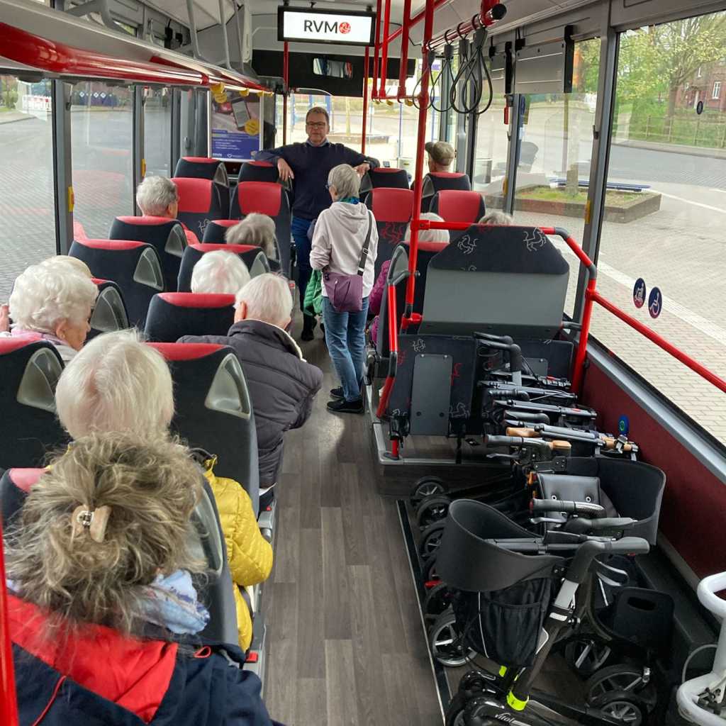 Senioren beim Bustraining mit Rollatoren am Busbahnhof in Lüdinghausen
