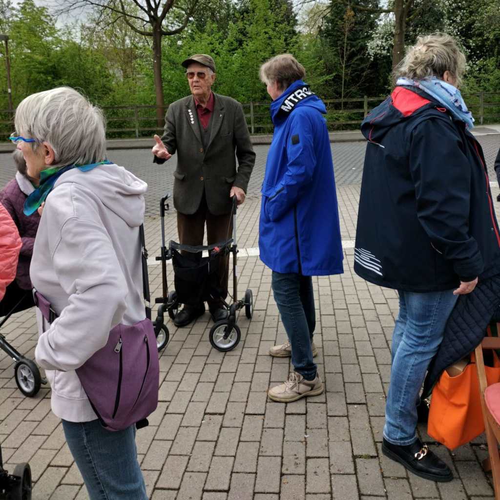 Senioren beim Bustraining mit Rollatoren am Busbahnhof in Lüdinghausen