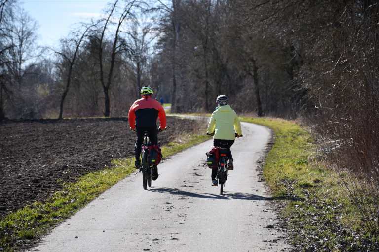 Zwei Radfahrer auf Feldweg