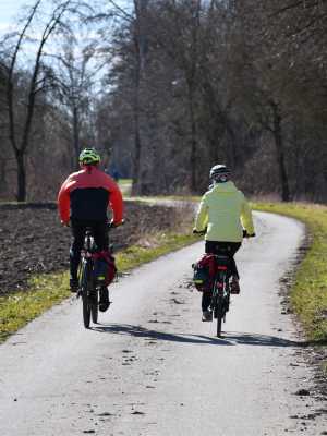 Zwei Radfahrer auf Feldweg