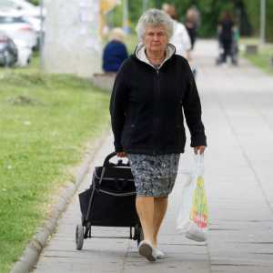 frau, erwachsene, alten, ihr warenkorb enthält, erhalten, gehen, gasse, wohn, menschen, urban