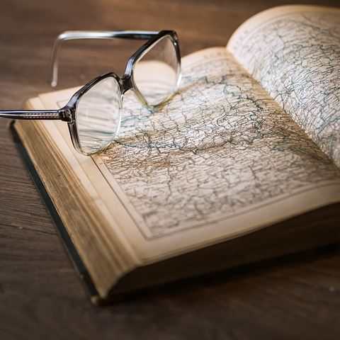 Buch mit Brille
