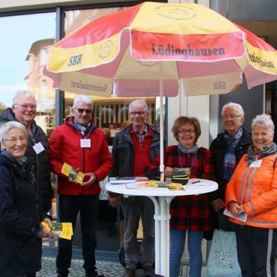 SBR Gruppe unter Sonnenschirm
